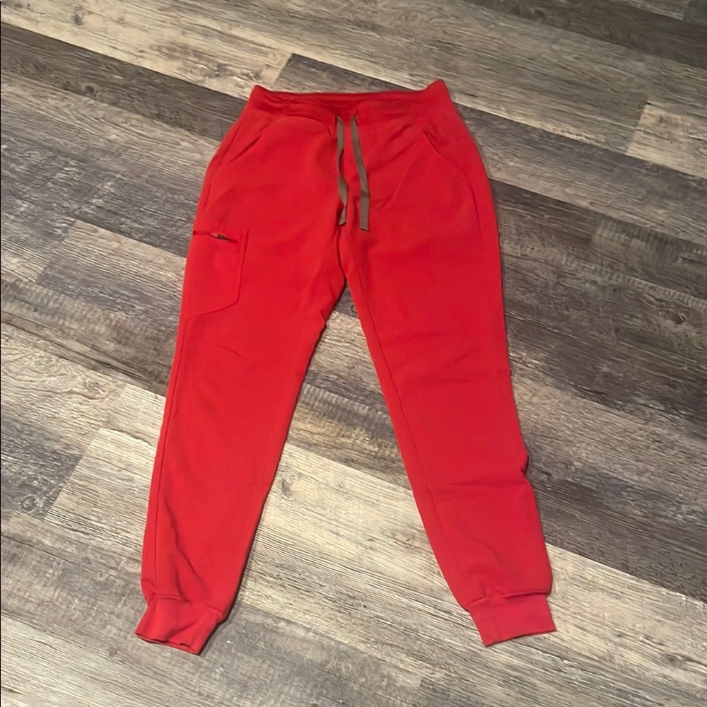 Figs Zamora Jogger in Pop Red